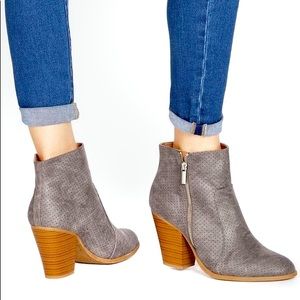 JustFab Naressa Gray Faux Suede Booties Sz 9